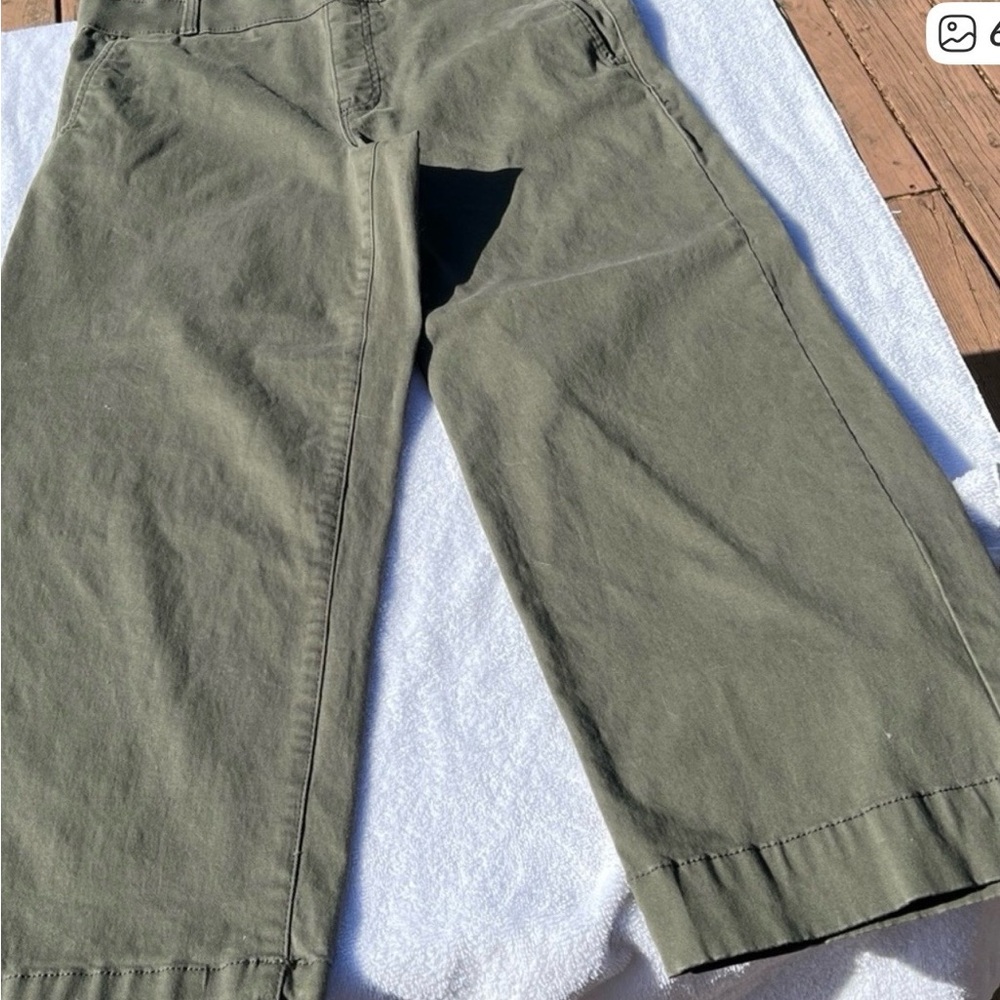 Gloria Vanderbilt Green Ankle Cropped Pants​  inseam 25”. Size 8.